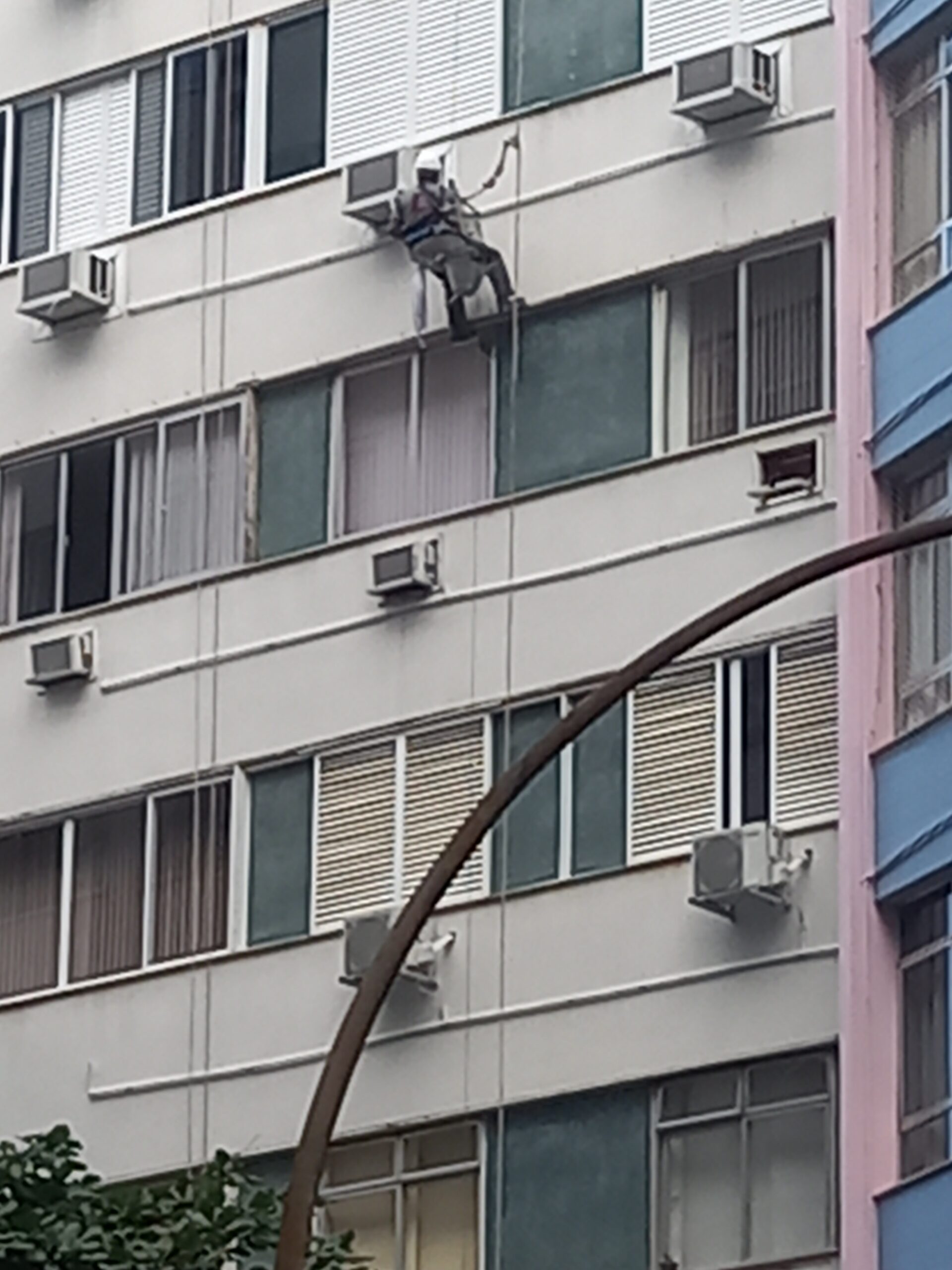 Instalação de sistema de drenagem em fachada predial - equipe Asere em Copacabana, Rio de Janeiro