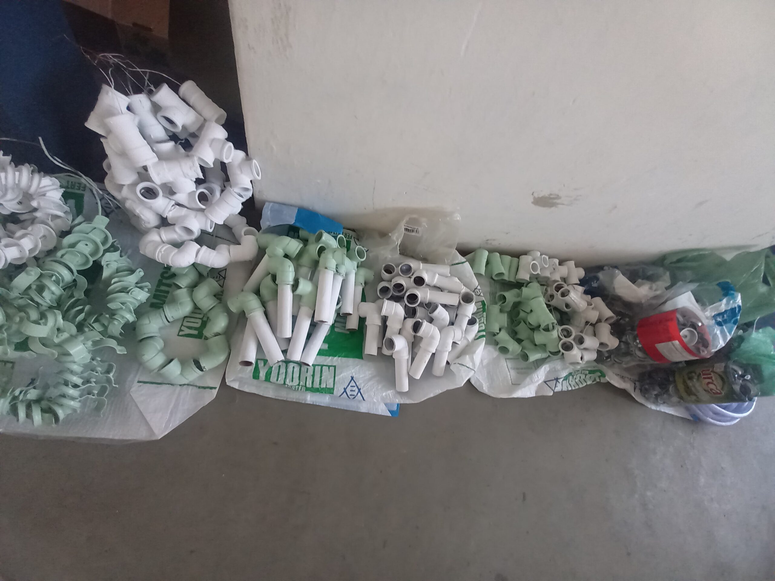 Peças de PVC do sistema de drenagem em fachada predial - Asere Rio de Janeiro