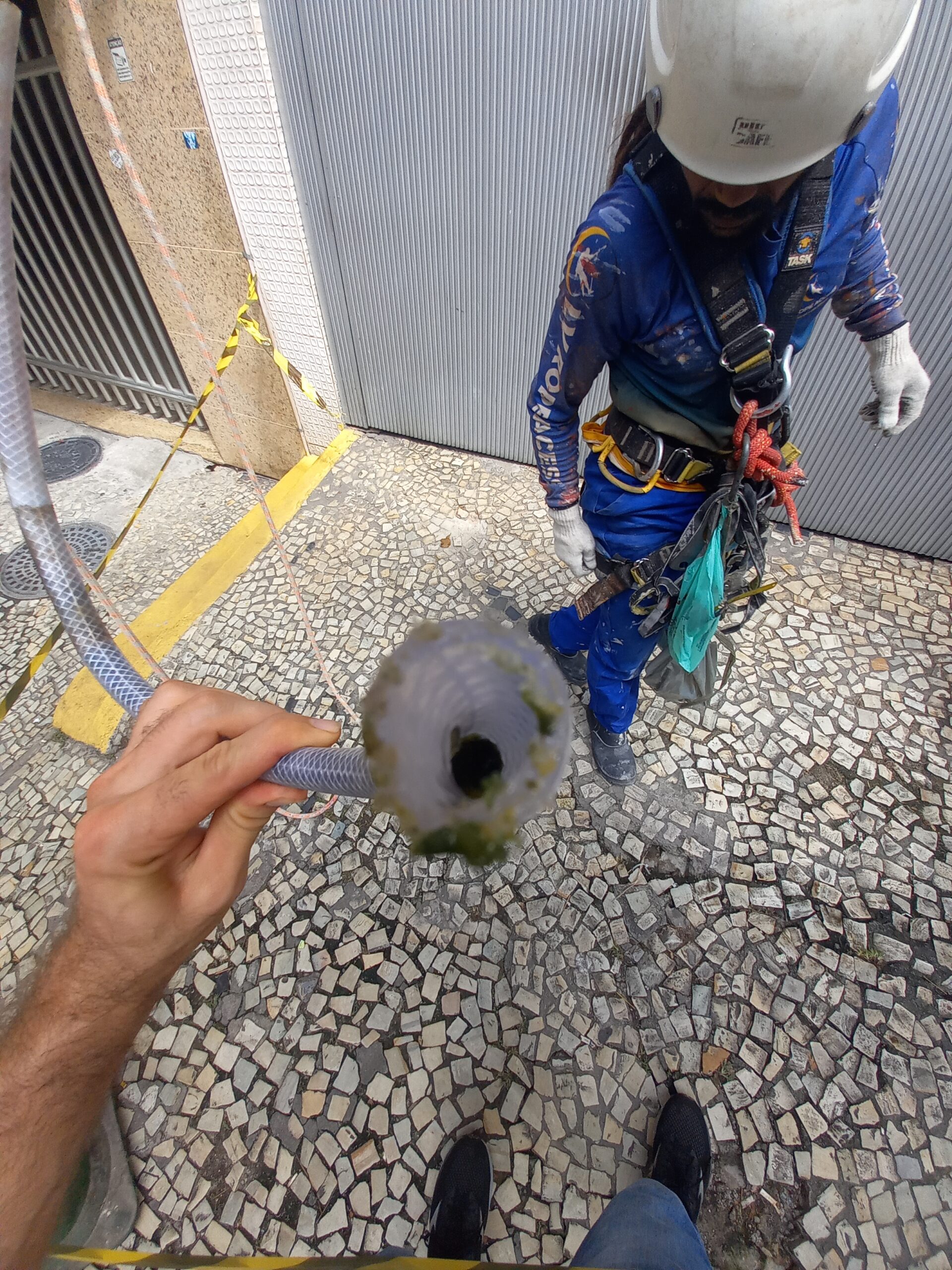 Mangueira de sistema de drenagem entupida em fachada predial - Asere Rio de Janeiro