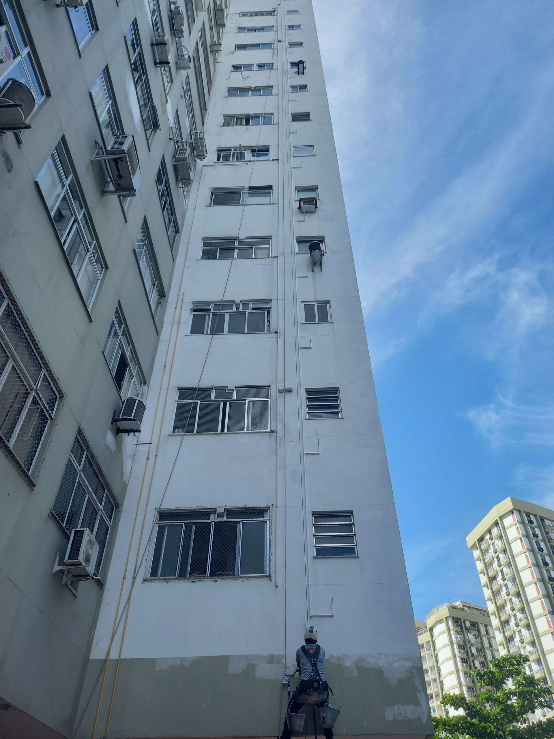 Sistema de drenagem instalado em fachada predial no Leblon - Asere Rio de Janeiro
