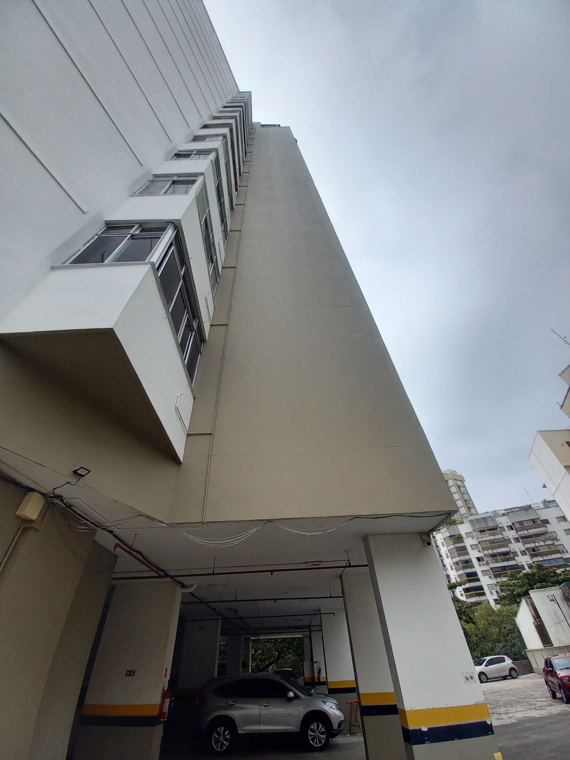 Sistema de drenagem pintado e camuflado na cor da fachada predial - Asere Rio de Janeiro