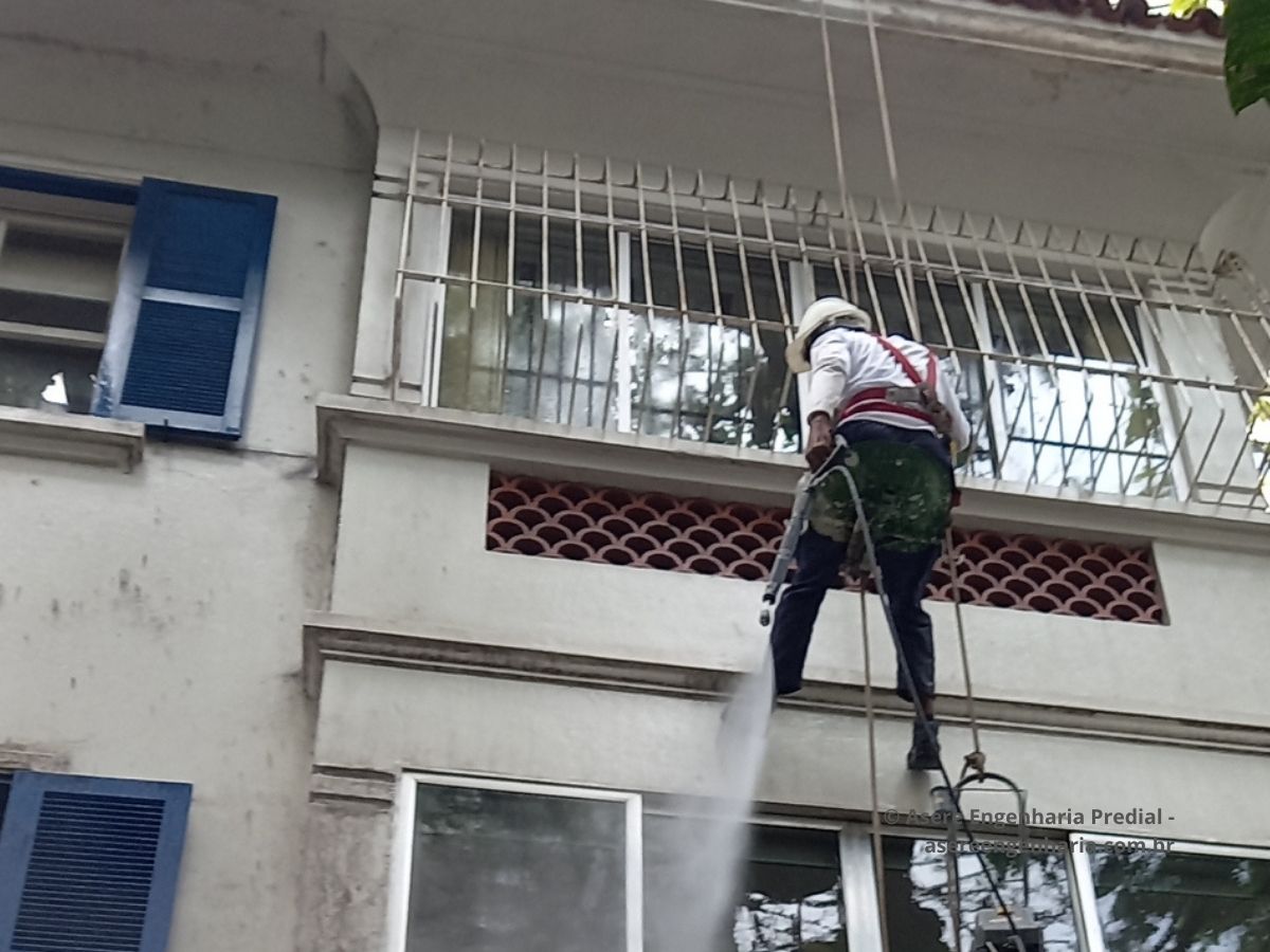 Hidrojateamento de fachada predial no Condomínio Camucim, Leblon