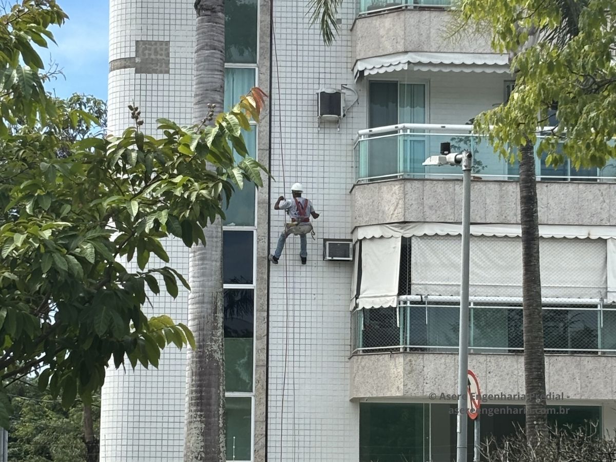 Acesso técnico para tratamento de trincas em fachada predial - Asere Rio de Janeiro