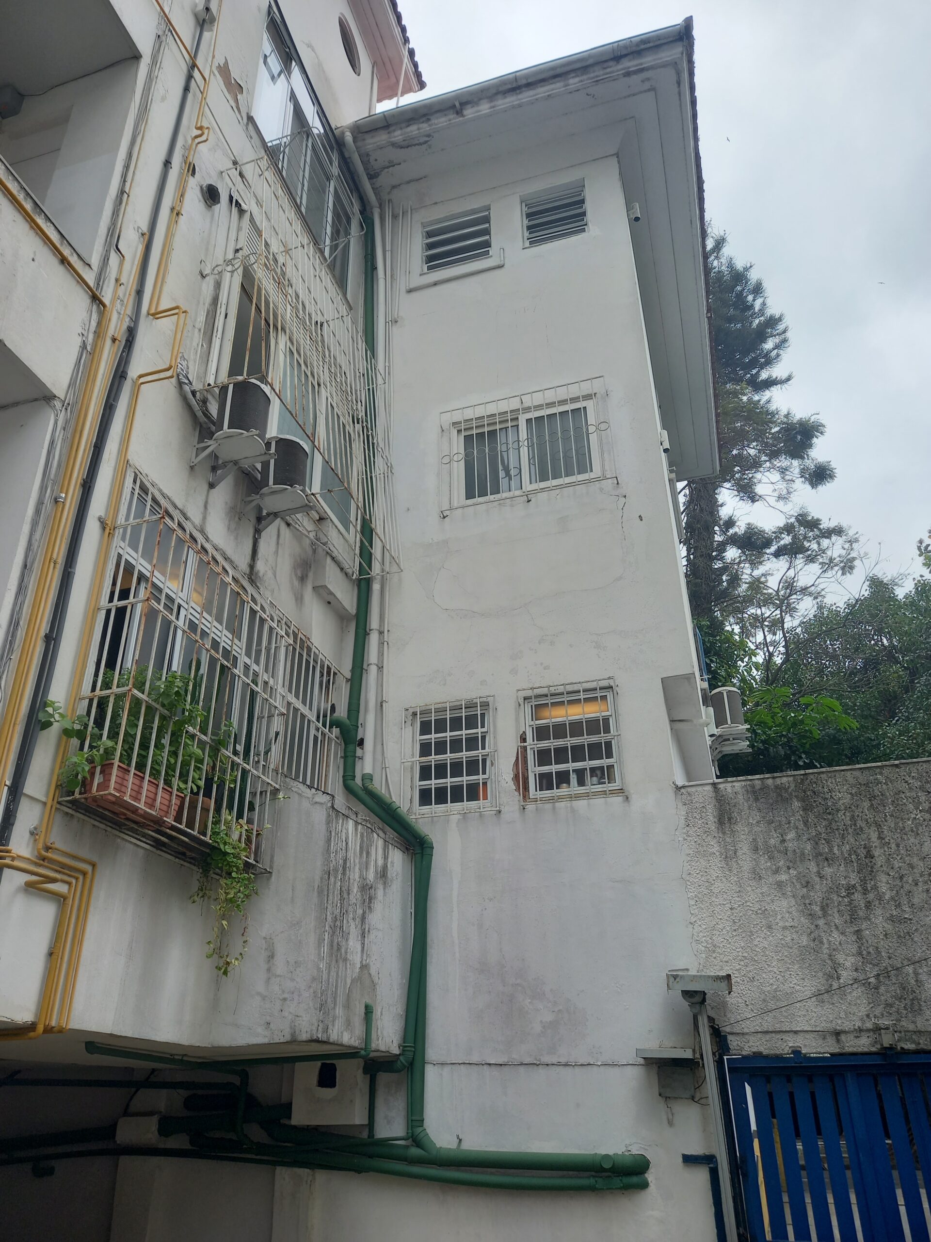 Fachada predial antes da recuperação e pintura no Leblon Rio de Janeiro
