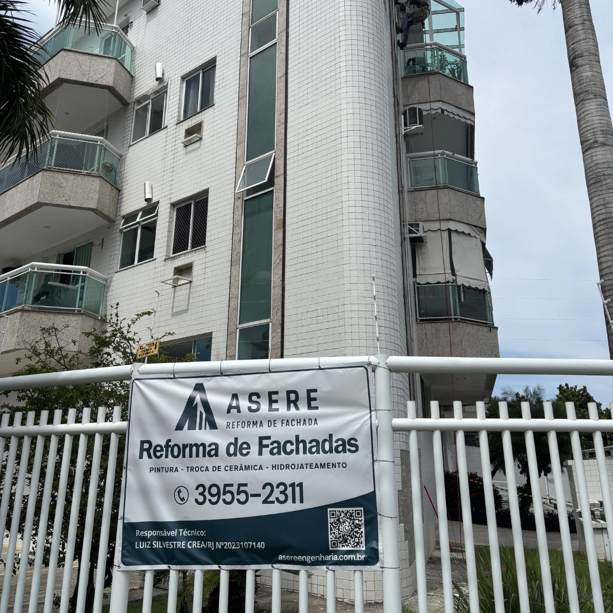 Fachada do condomínio no Recreio dos Bandeirantes antes da inspeção técnica por percussão