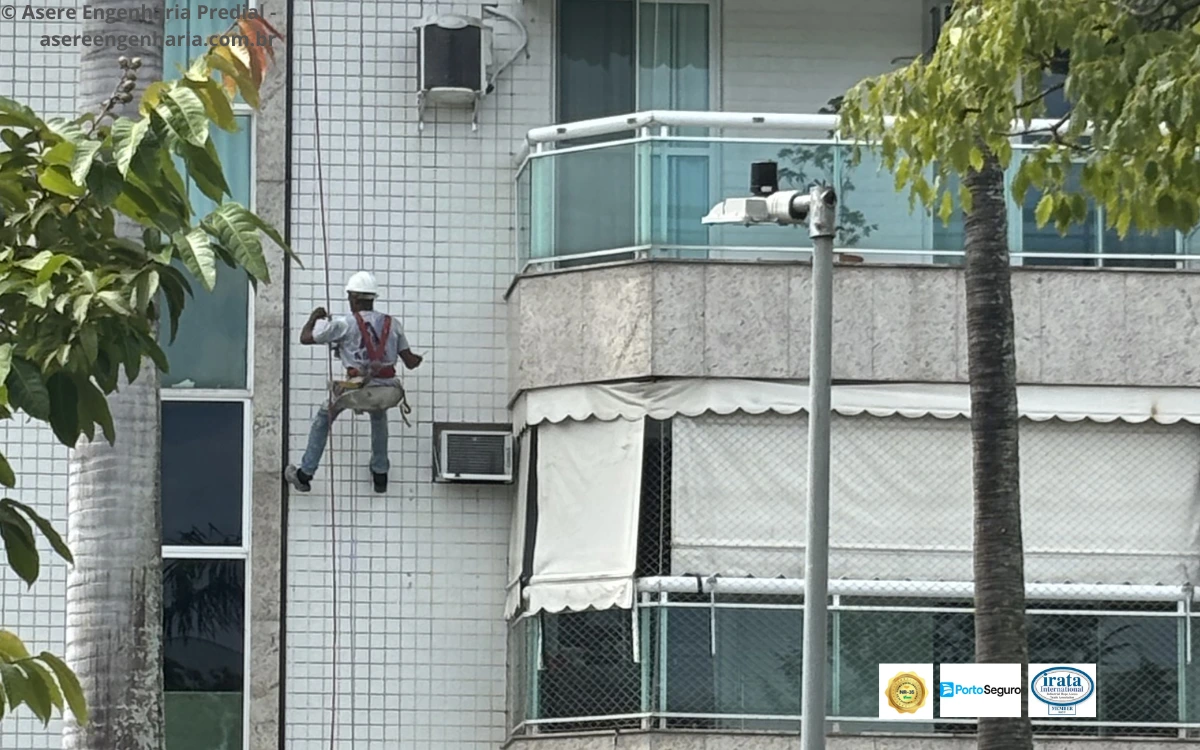 Profissional em acesso por corda durante a inspeção da fachada no Recreio dos Bandeirantes