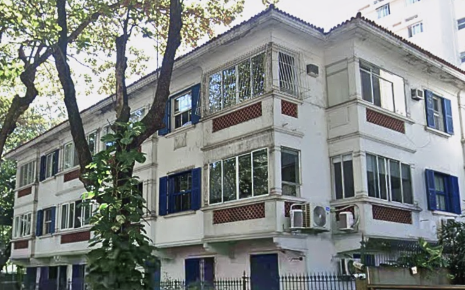 Fachada do condomínio no Leblon antes da recuperação, com desgaste da pintura e deterioração do revestimento