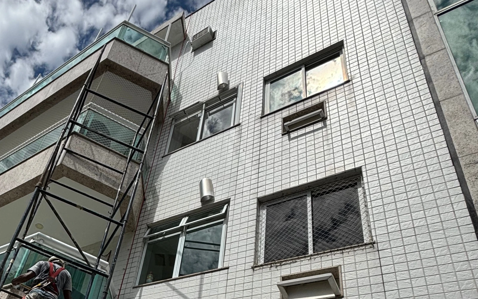 Fachada no Recreio após a retirada preventiva, com as áreas de pastilhas removidas visíveis