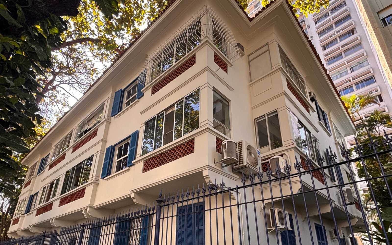 Fachada residencial no Leblon após a recuperação executada pela ASERE, com pintura renovada e reparos concluídos