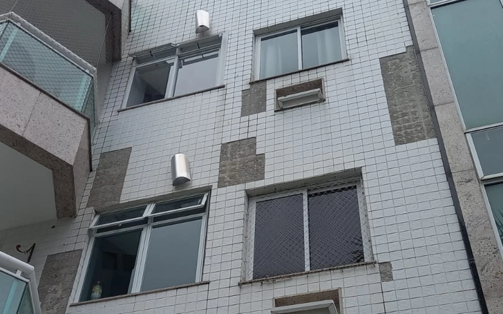 Fachada no Recreio antes da retirada preventiva, com o revestimento ainda aparente