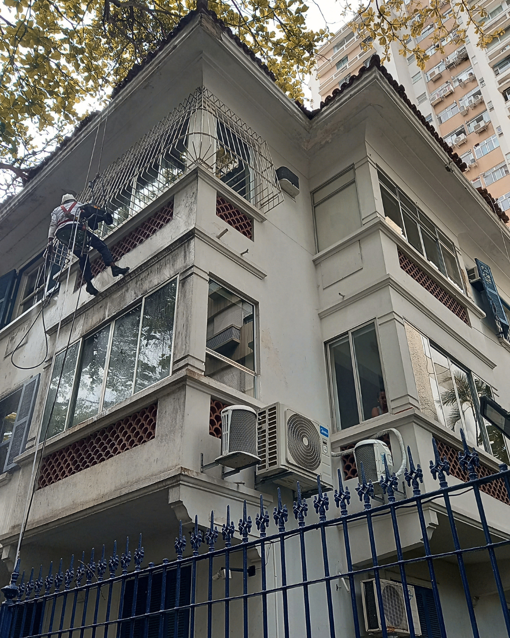 Equipe da ASERE executando recuperação de fachada com acesso por corda em condomínio no Leblon