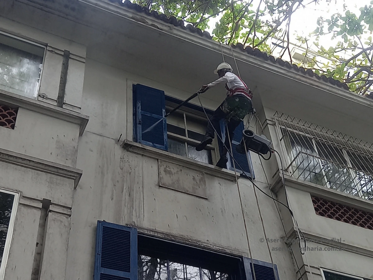 Limpeza técnica de fachada predial realizada pela ASERE no Rio de Janeiro