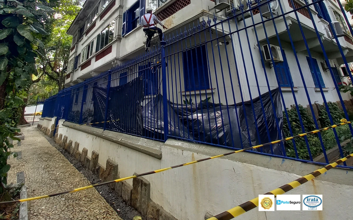 Mobilização da equipe e isolamento da área antes do início da recuperação da fachada no Leblon
