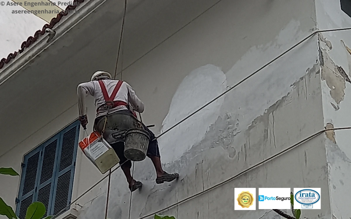 Preparação da fachada para pintura após a recuperação do revestimento no Leblon