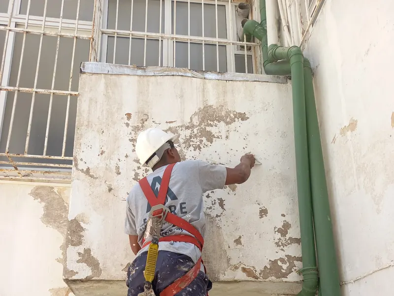 Preparação da superfície antes da pintura de fachada predial pela ASERE