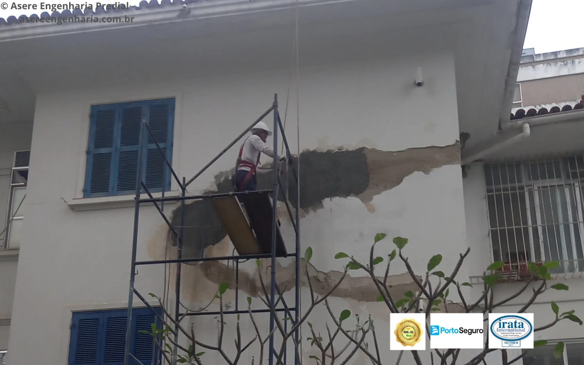 Recomposição do revestimento da fachada após a remoção das áreas comprometidas