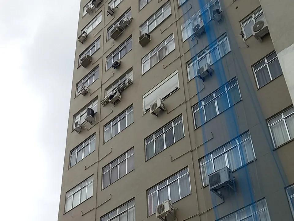 Sistema de drenagem para ar-condicionado instalado em fachada predial pela ASERE
