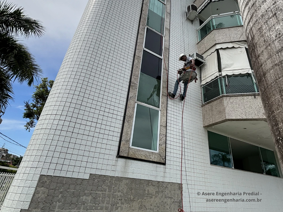 Profissional realizando teste de percussão em fachada predial no Rio de Janeiro