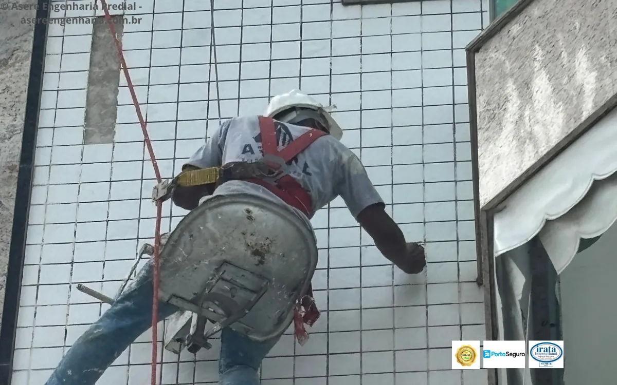 Profissional executando teste de percussão em pastilhas de fachada predial