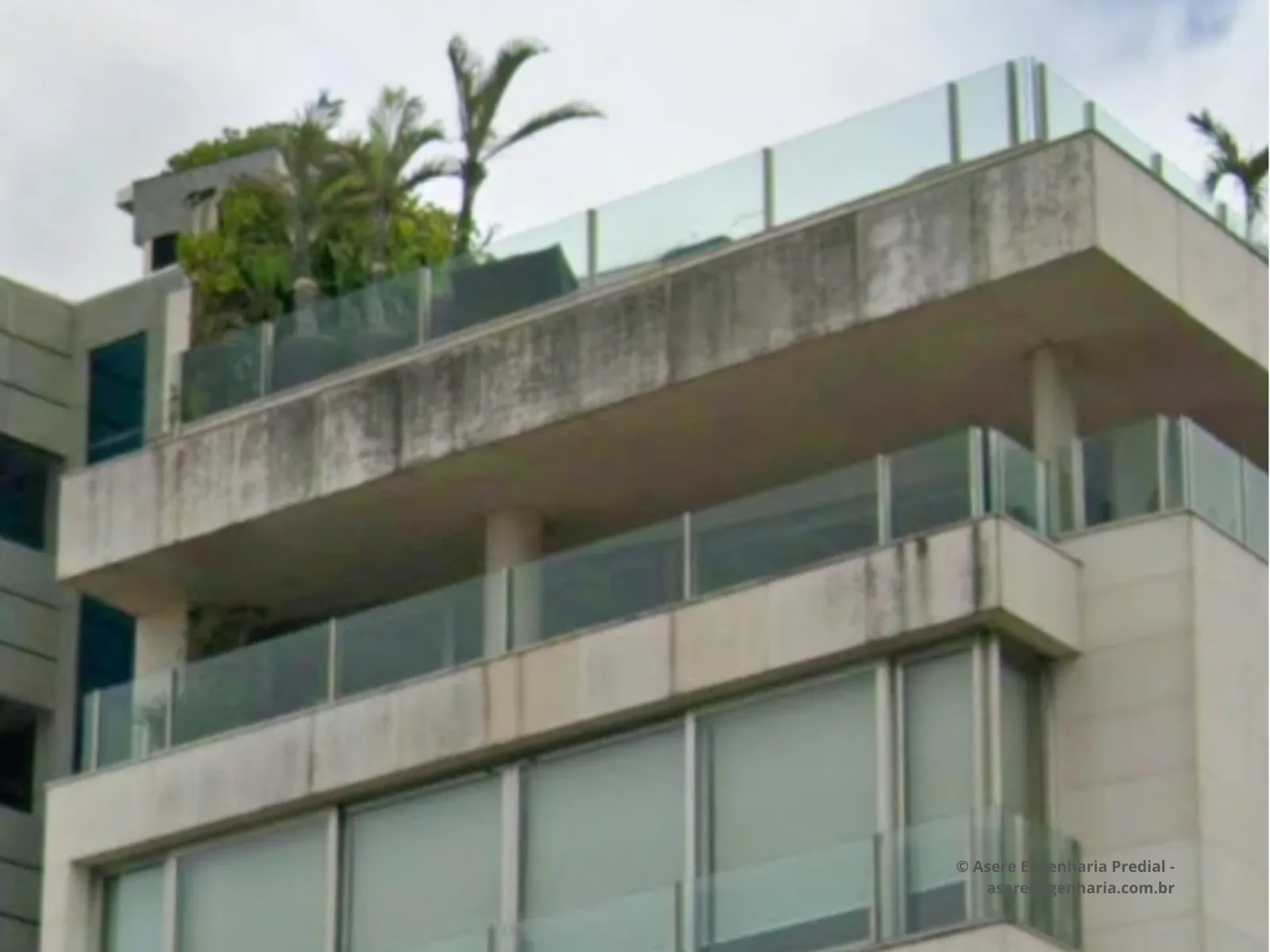 Vista aérea oblíqua mostrando sujidade concentrada logo abaixo do coroamento da cobertura.