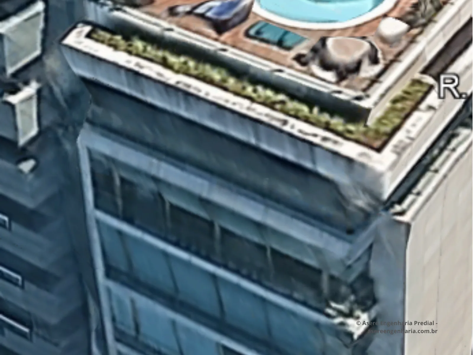 Vista aérea da cobertura do edifício com jardineiras ao longo da borda, acima do beiral.