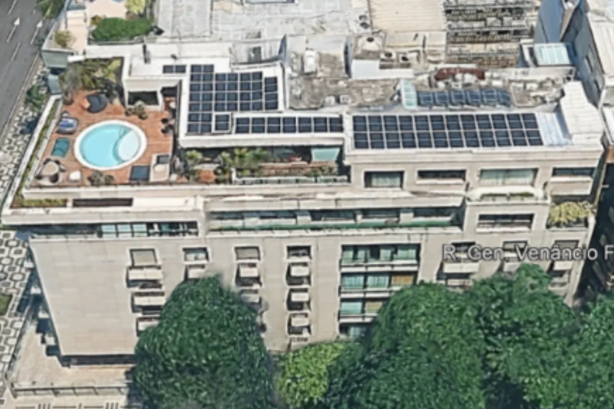 Fachada lateral de edifício revestido em pedra natural com arborização no Leblon, Rio de Janeiro