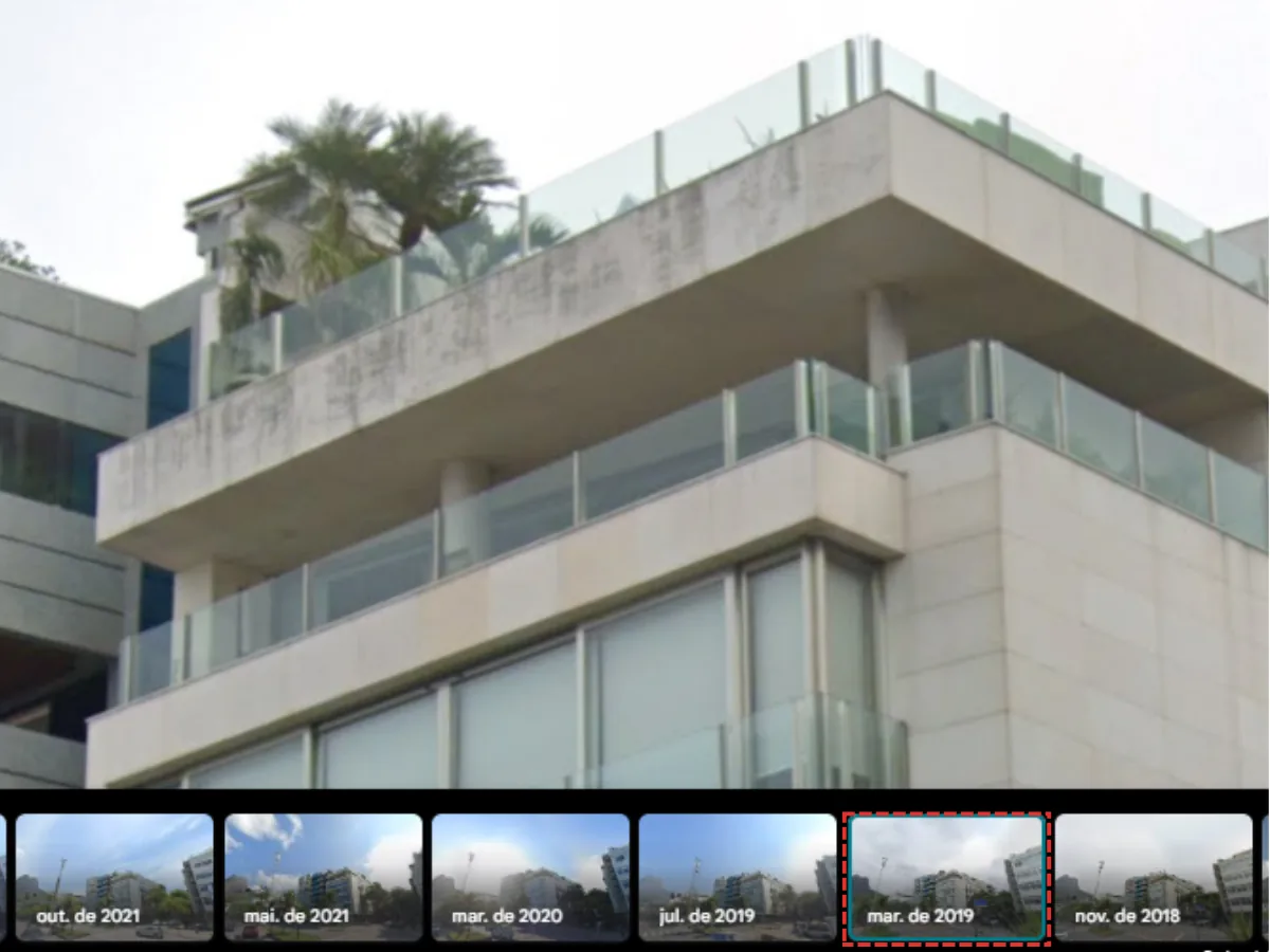 Fachada em março de 2019, com sujidade no beiral da cobertura.