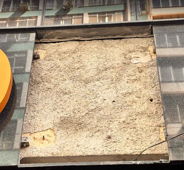 Trecho da fachada após o desprendimento de uma placa de granito em Copacabana, Rio de Janeiro
